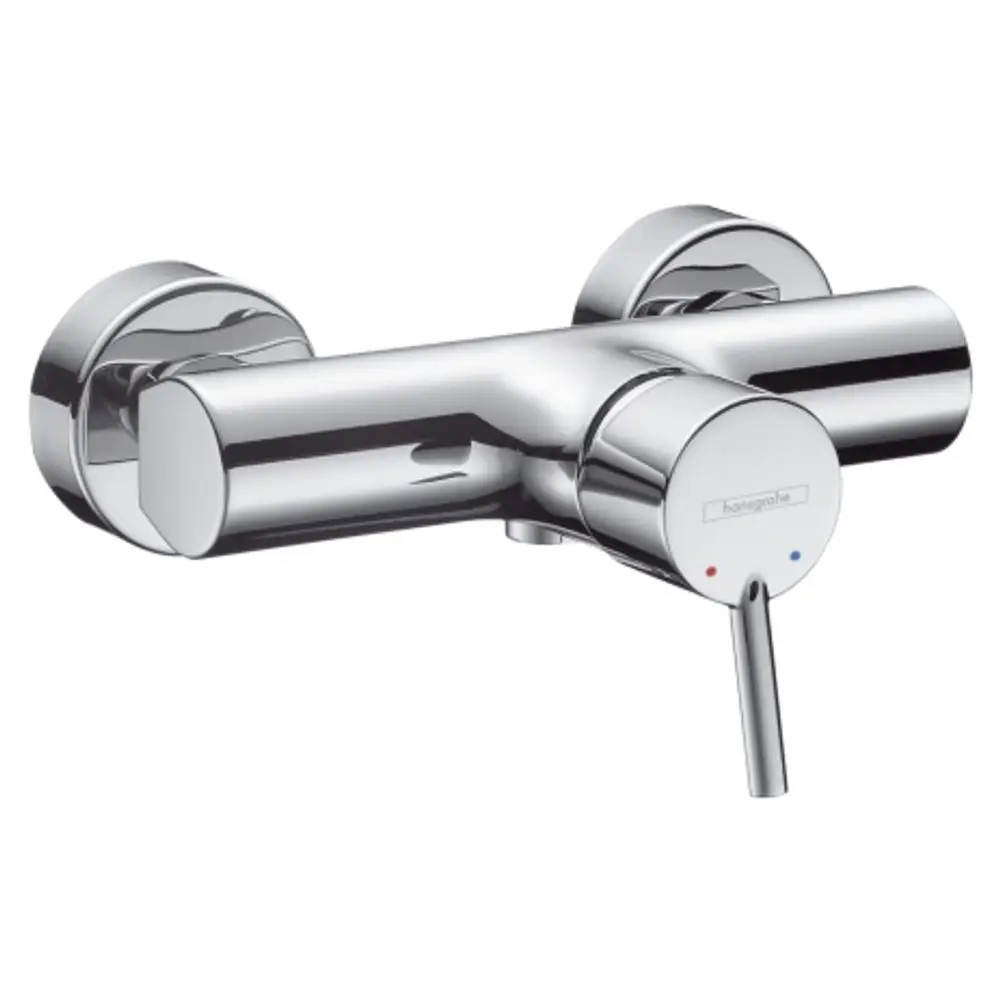 Chromfarbener Einhebel-Brausemischer von Hansgrohe mit klaren Linien und einem Hebel zur Einstellung von Temperatur und Wasserfluss, zur Montage an der Wand.